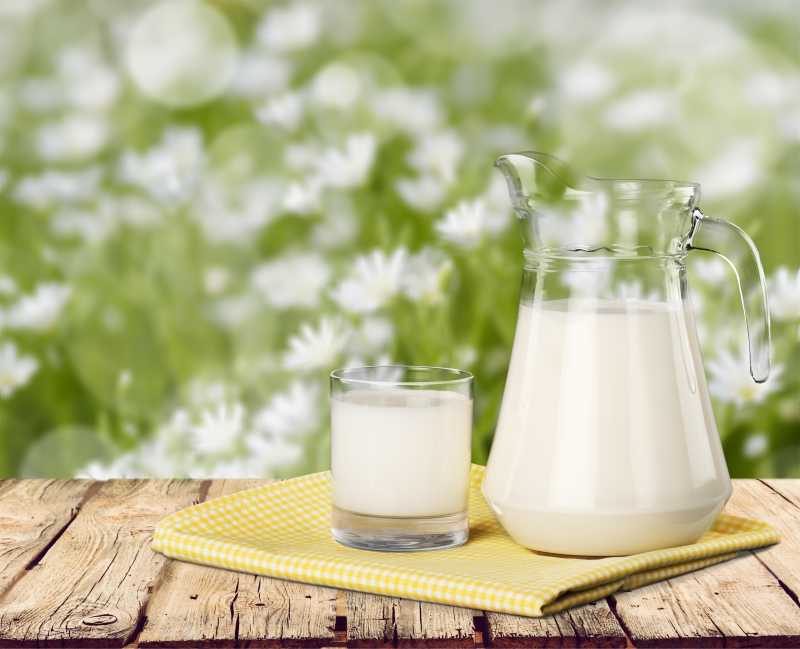 木板上的新鲜牛奶