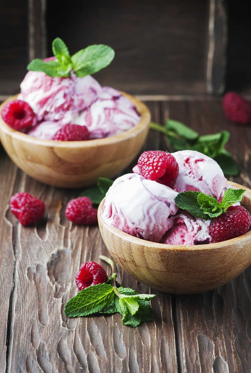 美味的冰淇淋和覆盆子