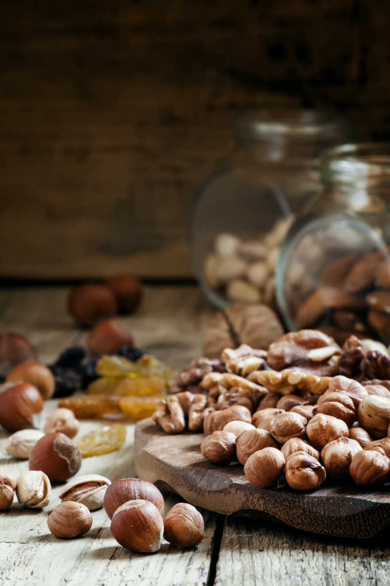 旧木桌上的坚果