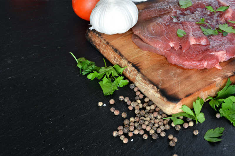 新鲜的生肉和胡椒