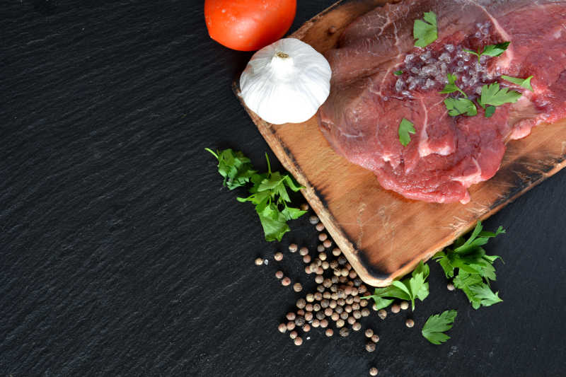 砧板上的新鲜生肉和配菜