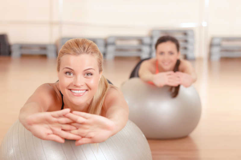 用瑜伽球健身的女人