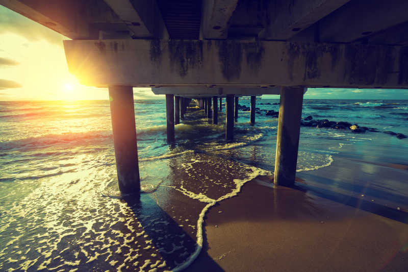 日落时候的海上码头