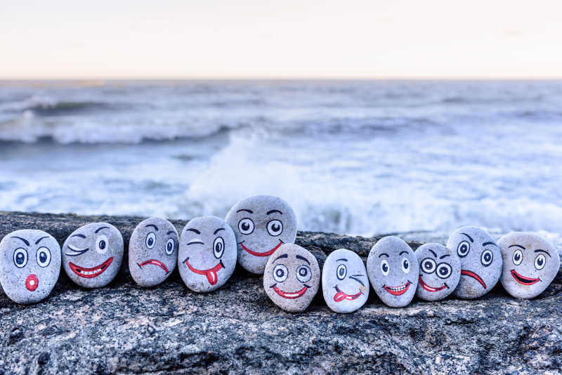 沙滩边排满画着笑脸的鹅软石