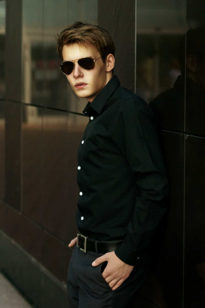 戴着墨镜的时尚帅气的年轻男人