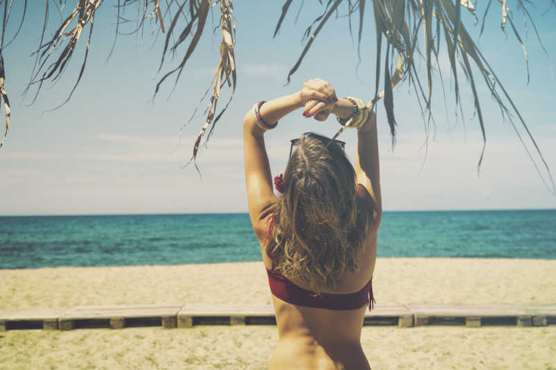 海滩上享受的美女