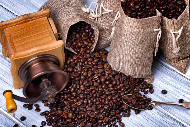 木桌上的咖啡和咖啡磨碎机