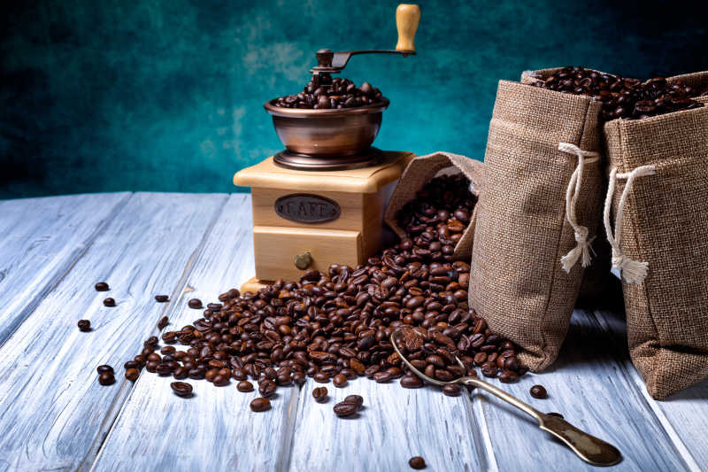 木桌上麻袋里的咖啡豆