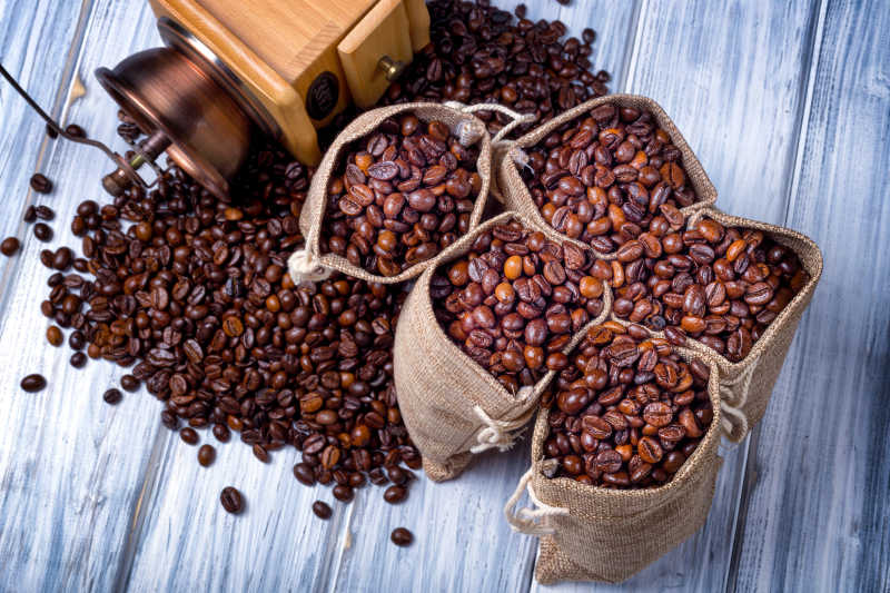 咖啡碾磨机和装满咖啡的小麻袋