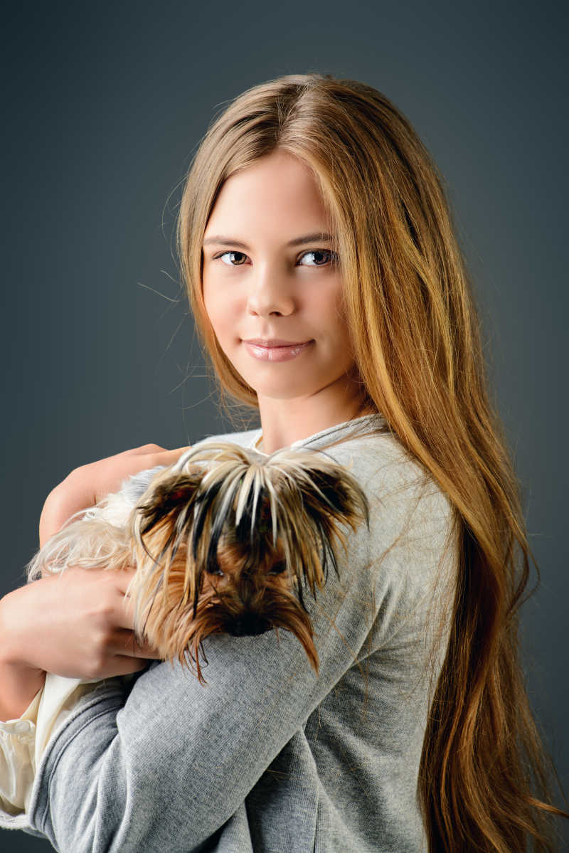 美丽的金发女孩与她的宠物狗