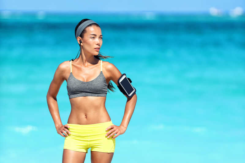 海滩上运动完以后的女孩