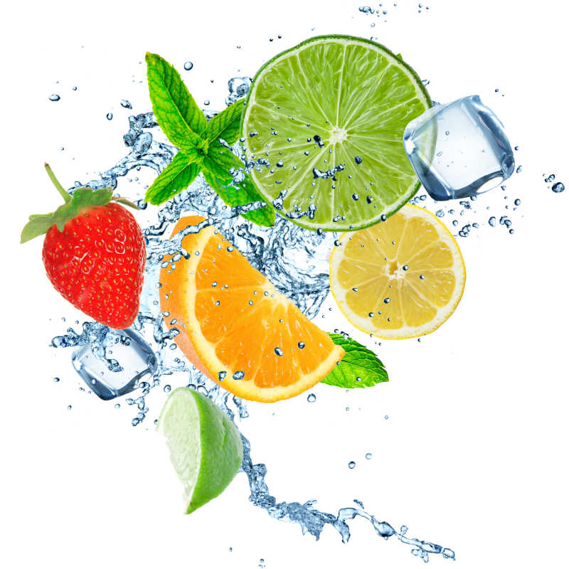 新鲜的水果与飞溅的水