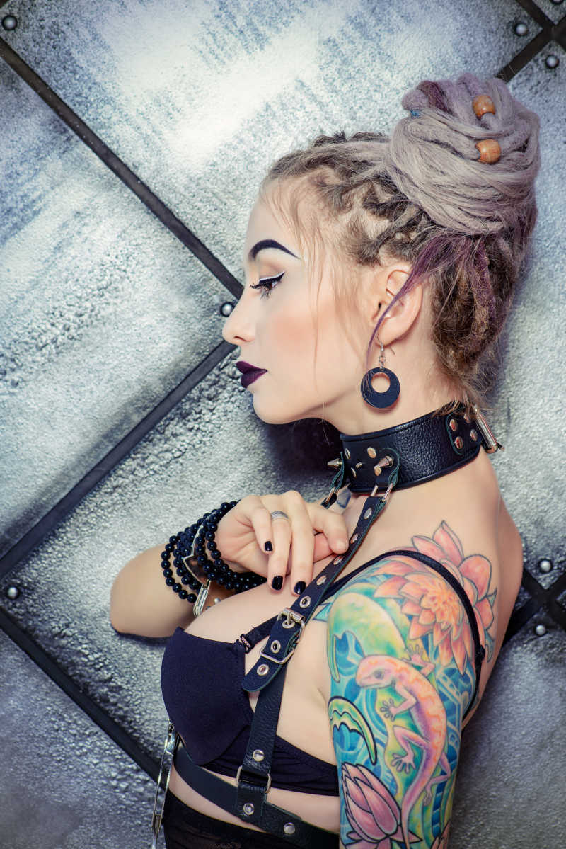 漏着花臂的性感美女