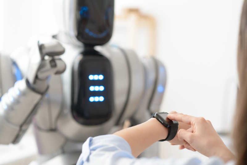 使用智能手表调控机器人