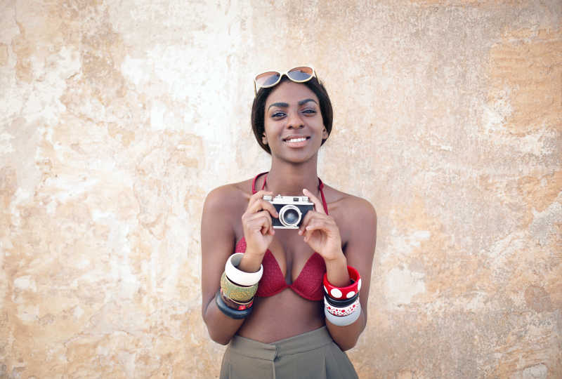 带复古相机的性感黑人美女