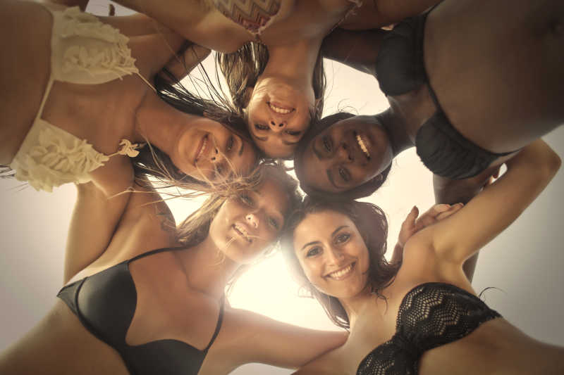 海滩度假的美女朋友们