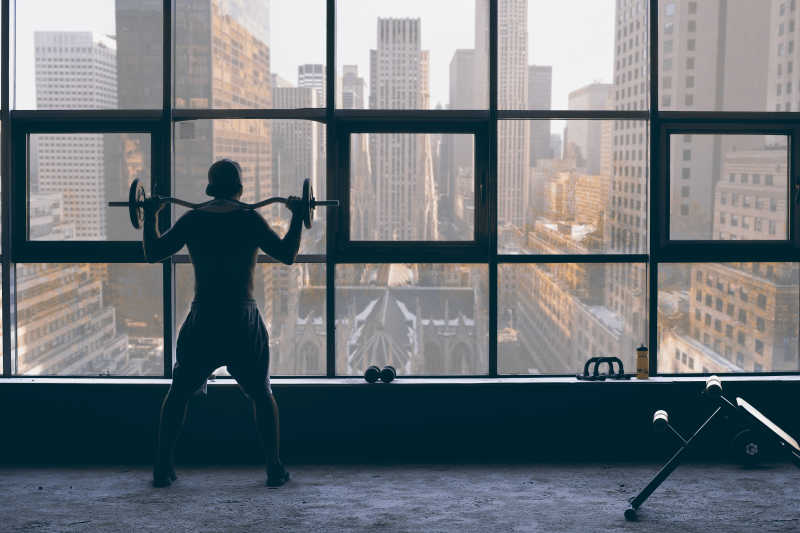 拿着杠铃在健身的男人