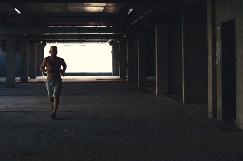 在工业建筑上健身的男人