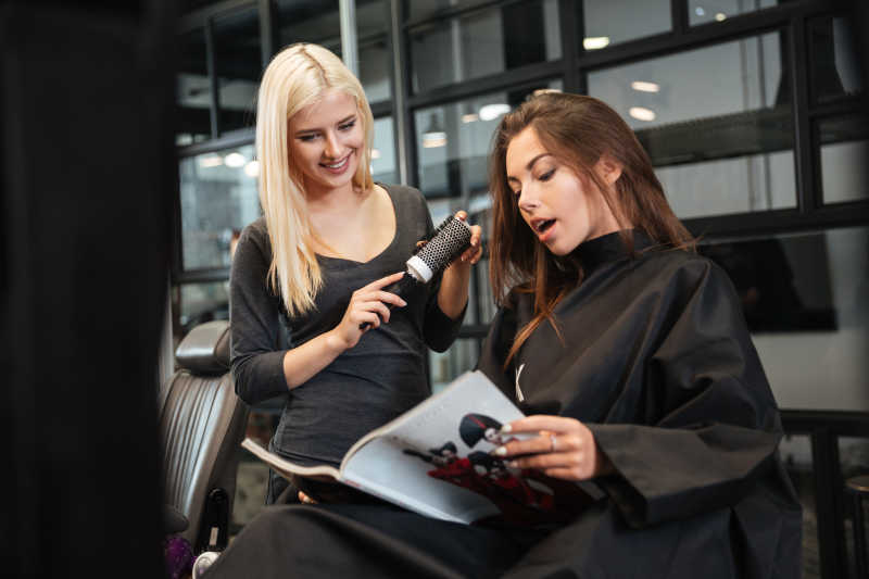 和理发师讨论发型的女孩图片 坐在美发沙龙里和理发师讨论发型的女孩素材 高清图片 摄影照片 寻图免费打包下载