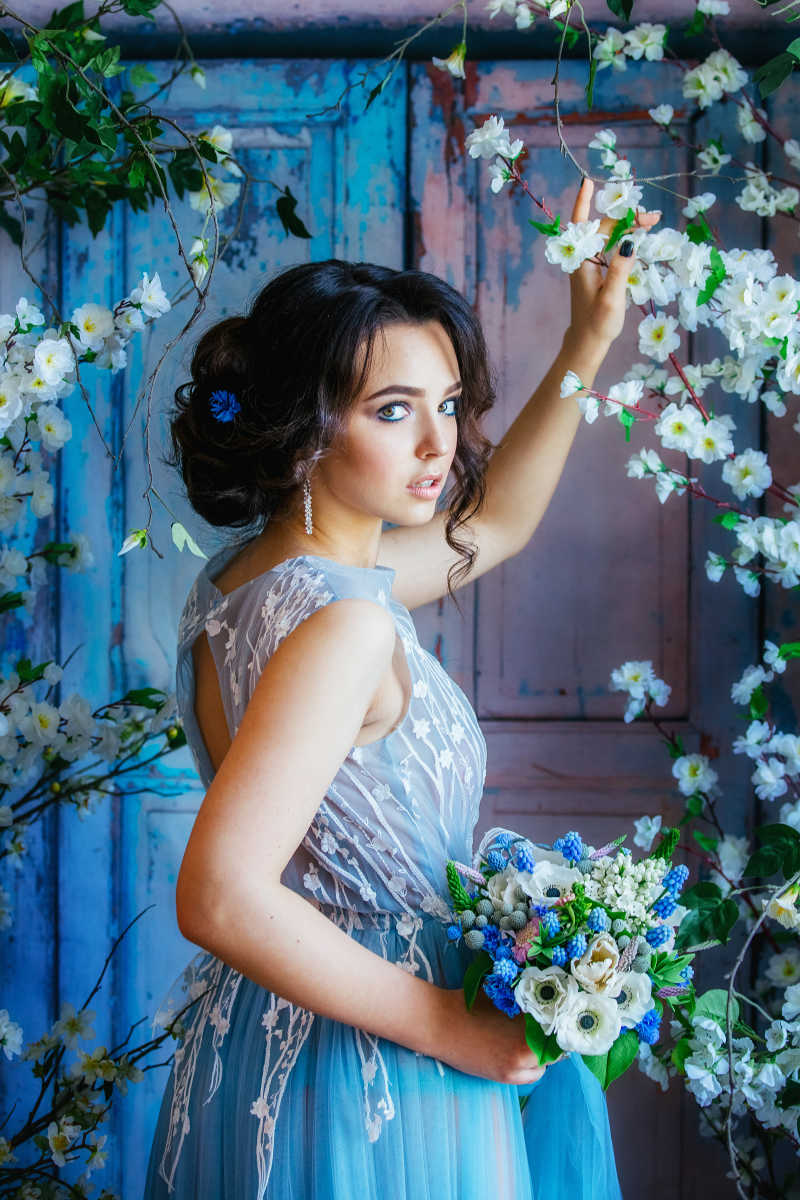 穿着华丽的礼服的漂亮新娘