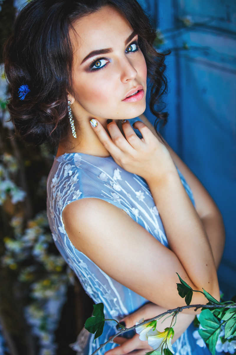 穿着漂亮婚纱的性感新娘