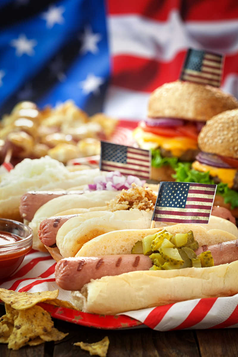 快餐店出售的汉堡和热狗