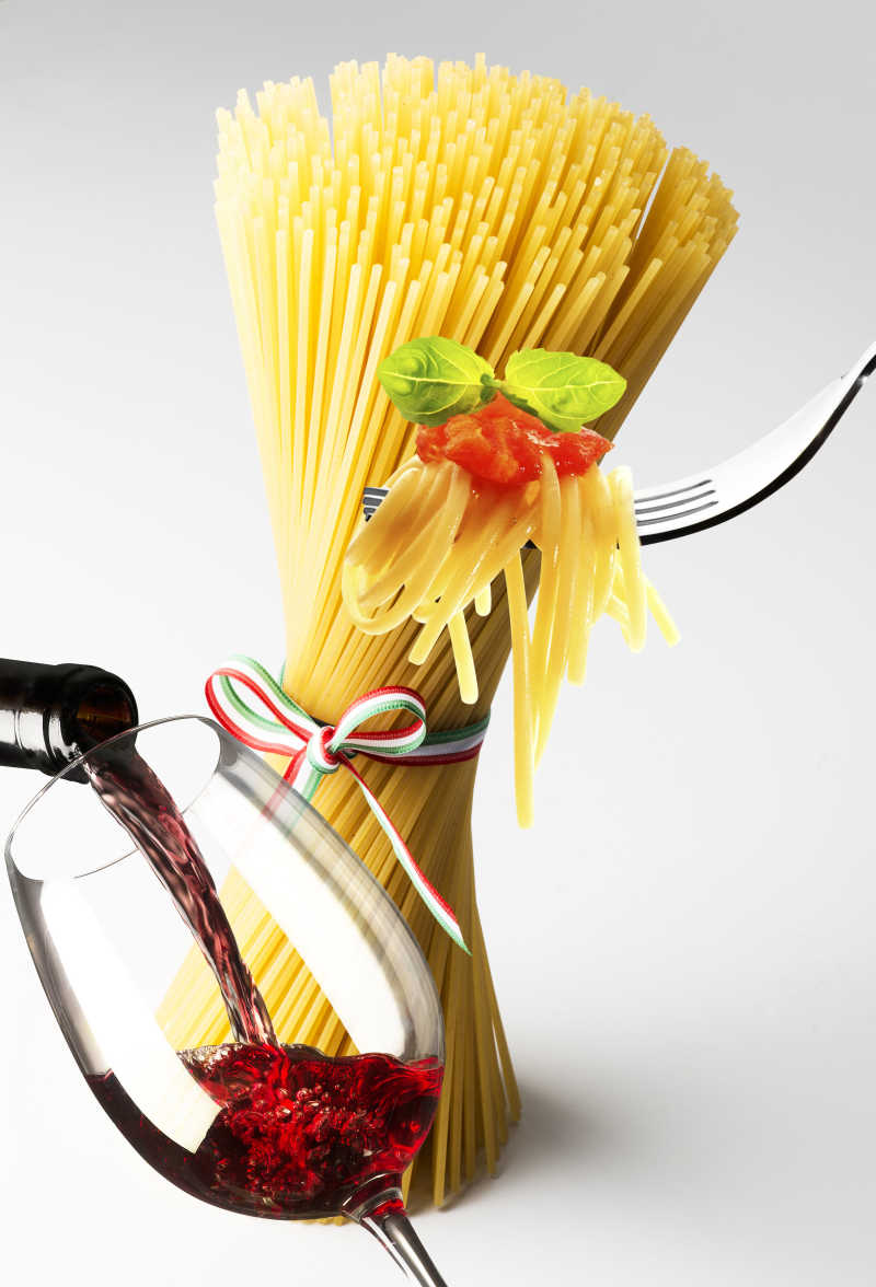 意大利面图片-黑色木桌上的丰富的做意大利面的食材素材-高清图片