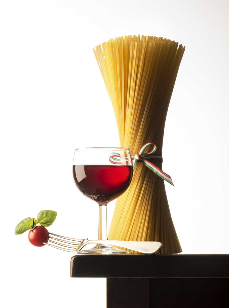 木桌上的意大利面条