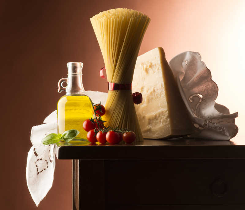 放在木桌上的做意大利面的食材