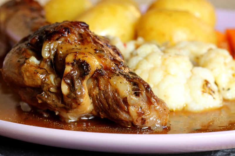 餐桌上的美味烤羊腿