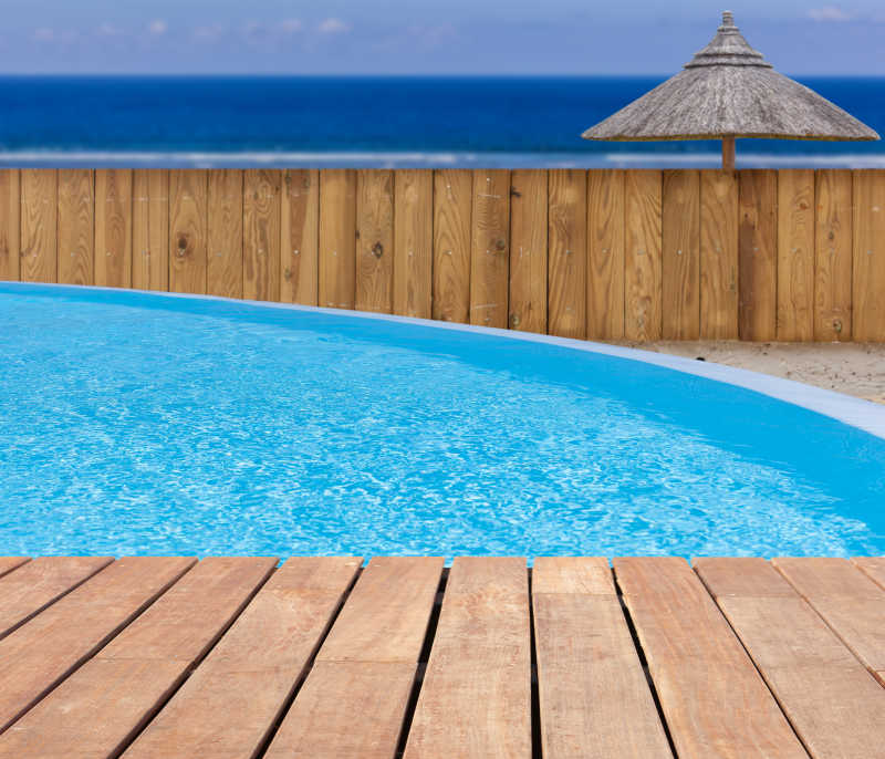 室外泳池和木制平台背景