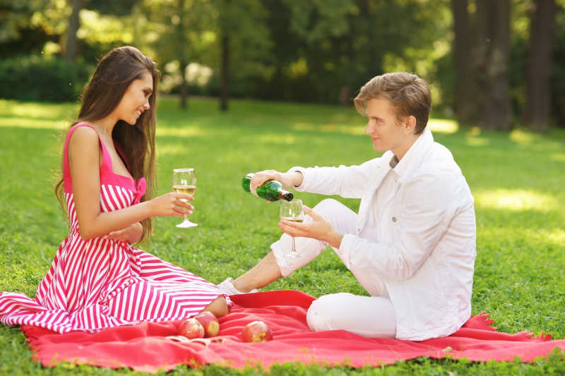 约会的情侣图片-一起野餐约会的亲密情侣素材-高清图片-摄影照片-寻图免费打包下载