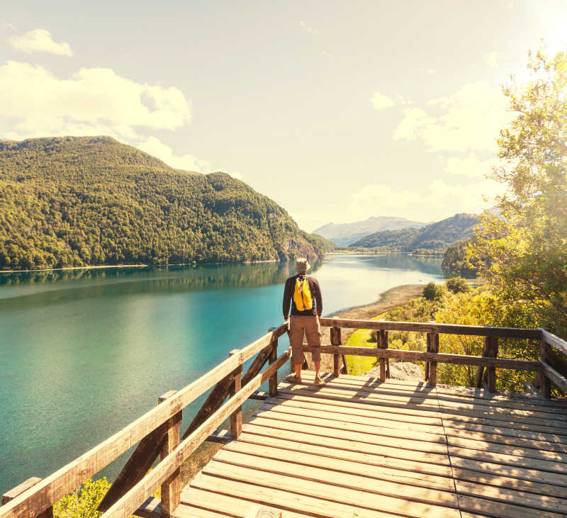 一个人旅行欣赏美丽的景色
