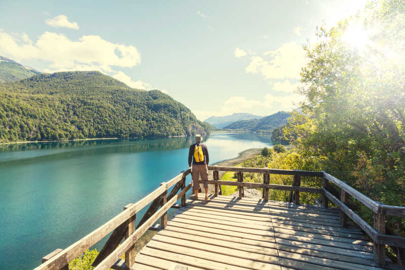 独自旅行的人在平台上欣赏美景