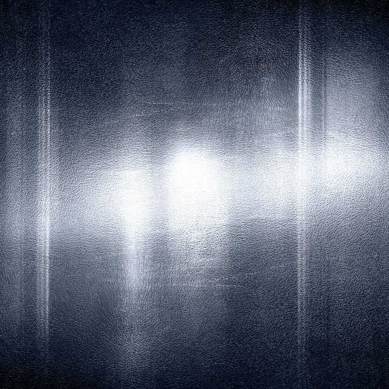 灯光下的黑色皮革表面