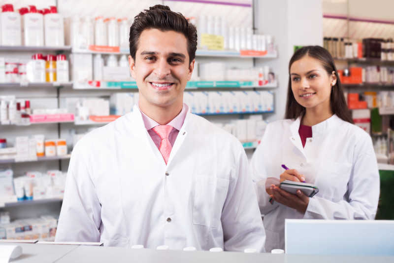 两位美丽的现代药剂师