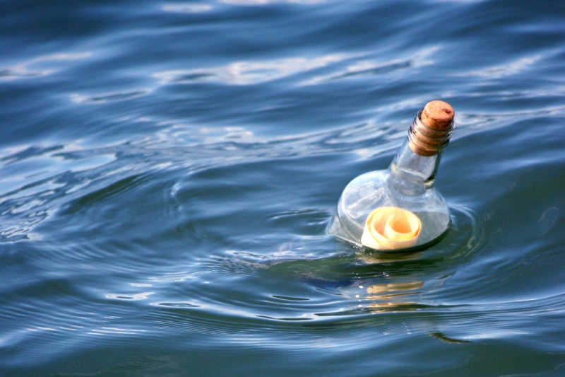 海水里面的简约漂流瓶