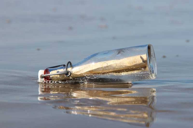 海滩上有信的漂流瓶
