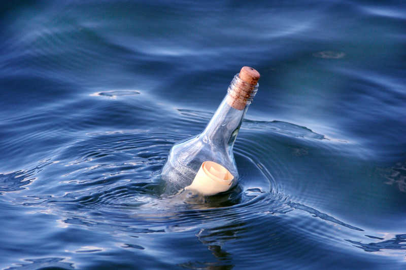 海水中带着信的玻璃漂流瓶