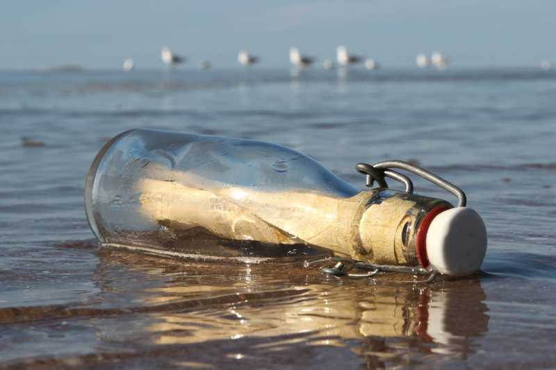 海滩上的简单的漂流瓶