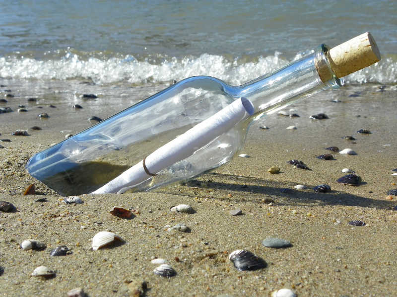 海滩上的漂流瓶 