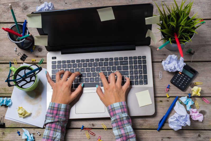 办公桌上工作的人