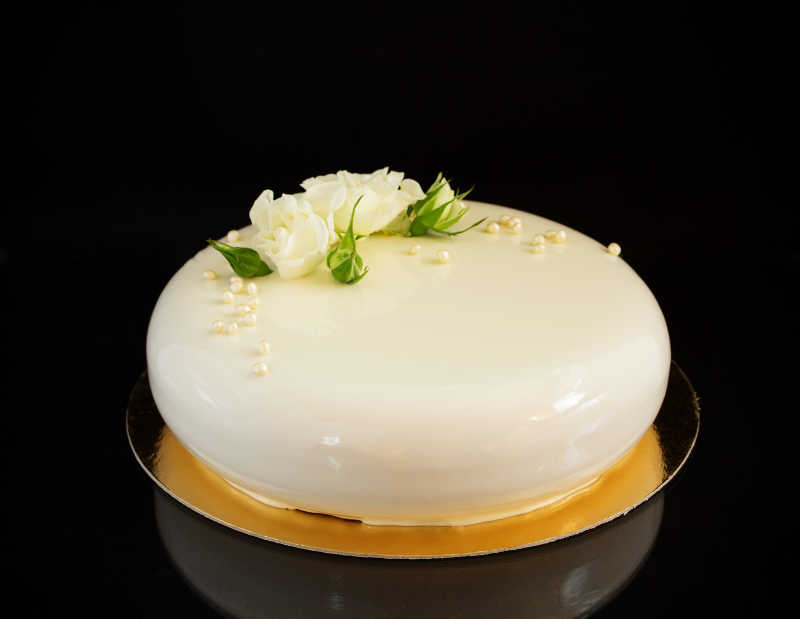 黑色背景中的白色精巧蛋糕