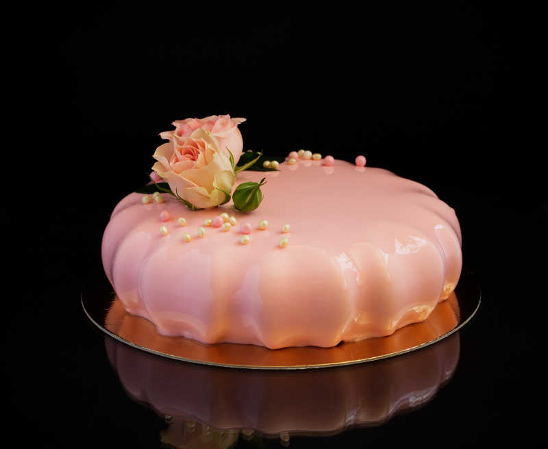 黑色背景中的粉色蛋糕