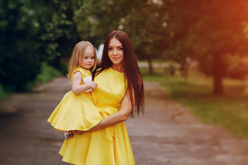 穿着黄色连衣裙的妈妈和女儿