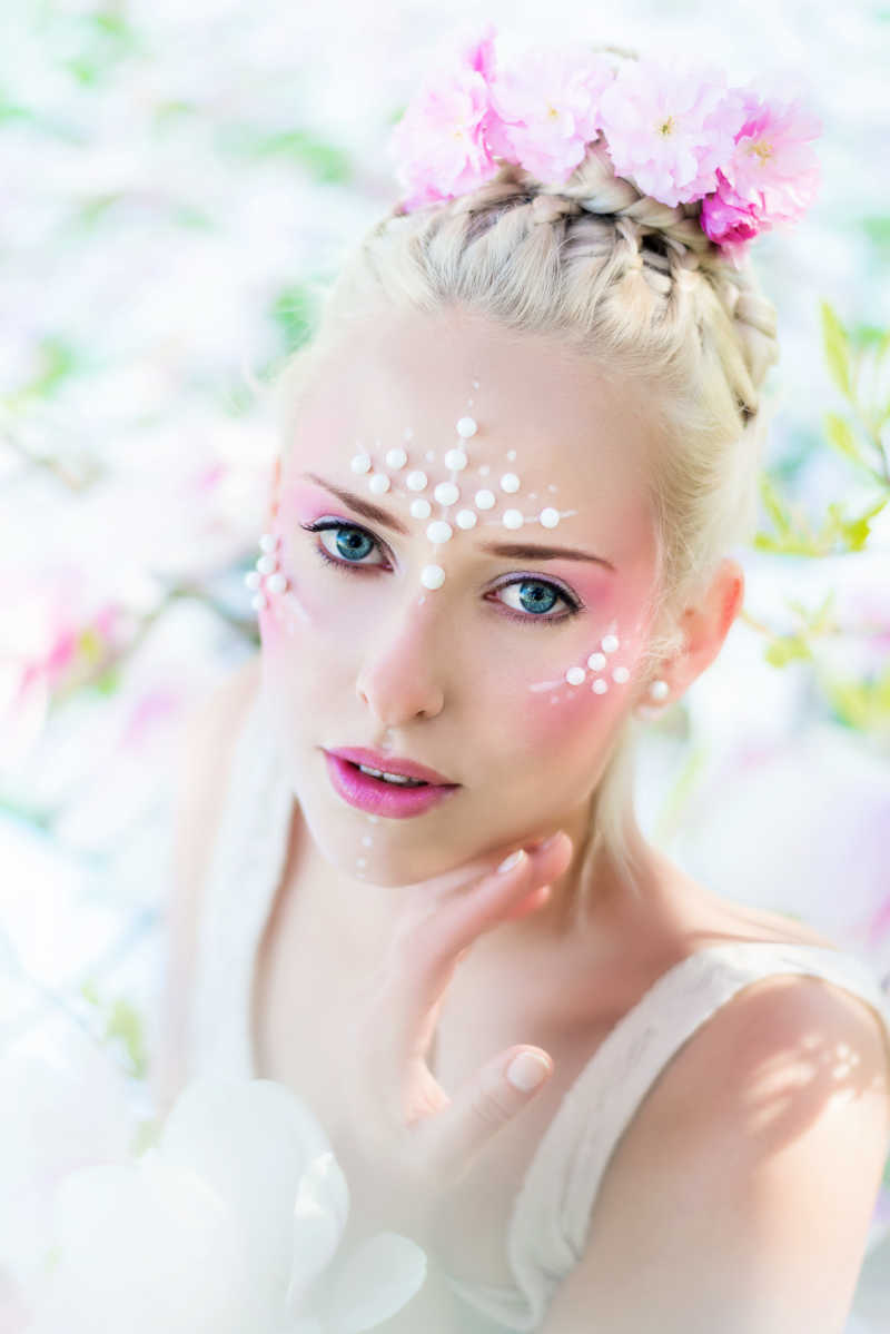 戴着花环的白发美女