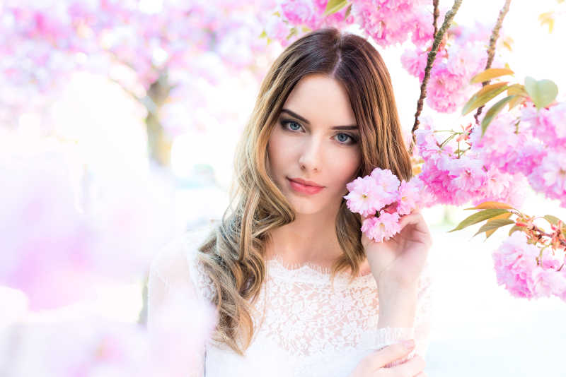 粉色樱花丛里的长发美女
