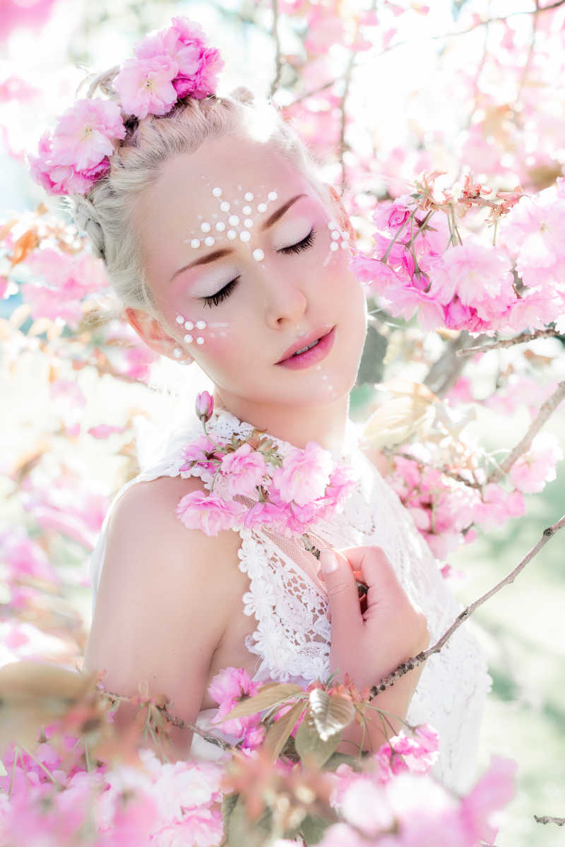 花丛里戴着花环的性感美女