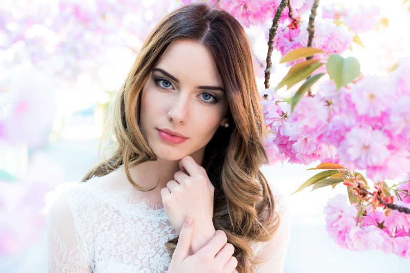 樱花树下的长发美女