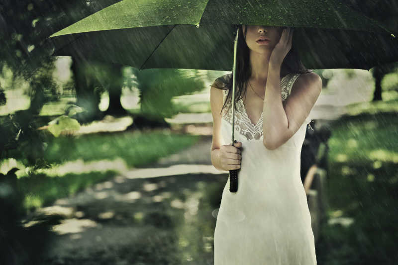 站在雨中淋雨的美女